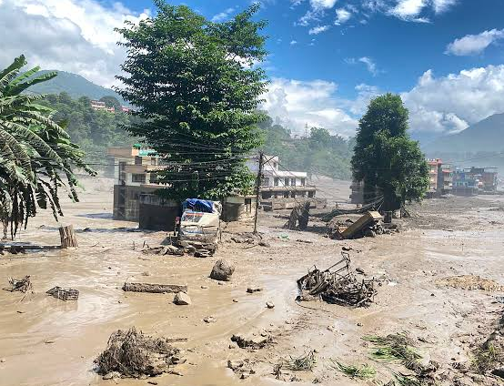 नेपाळ येथे भोटे कोशी नदीला आलेल्या भीषण पुरामुळे जनजीवन विस्कळीत