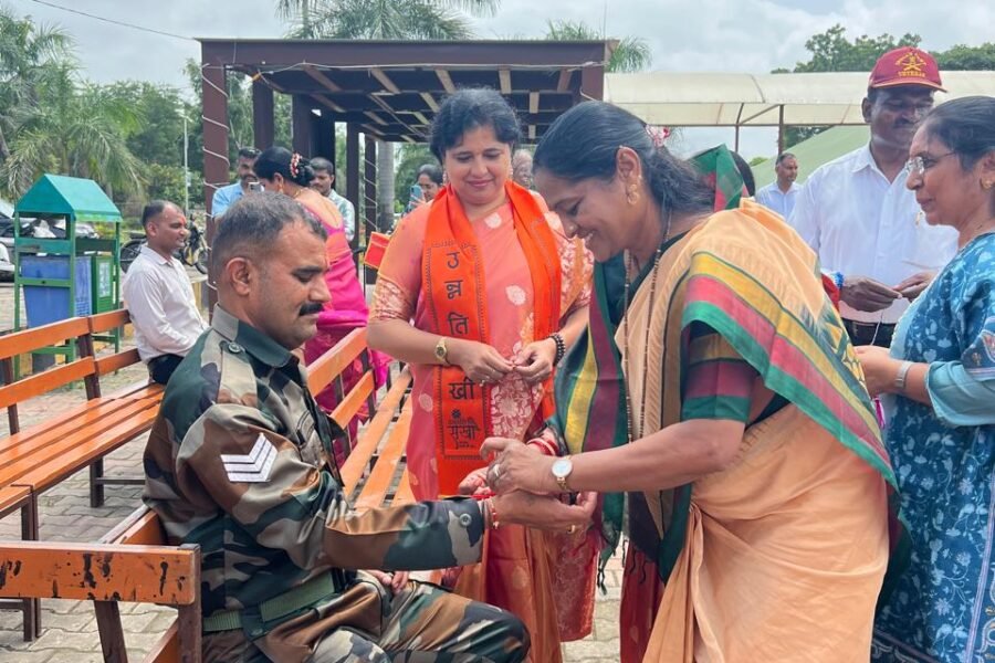 देशरक्षण करणाऱ्या जवानांच्या मनगटावर उन्नती सखी मंचच्या भगिनींची प्रेमाची राखी