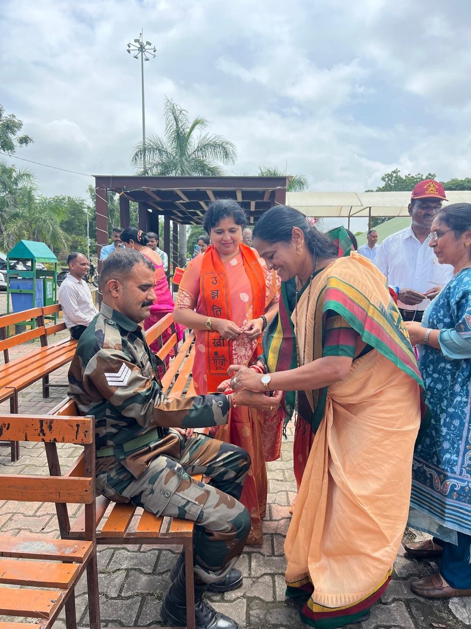 देशरक्षण करणाऱ्या जवानांच्या मनगटावर उन्नती सखी मंचच्या भगिनींची प्रेमाची राखी