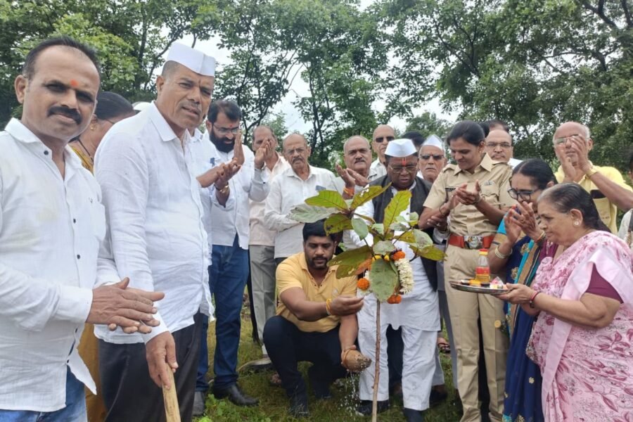 मराठवाडा जनविकास संघातर्फे भंडारा डोंगराच्या पायथ्याशी वृक्षारोपण