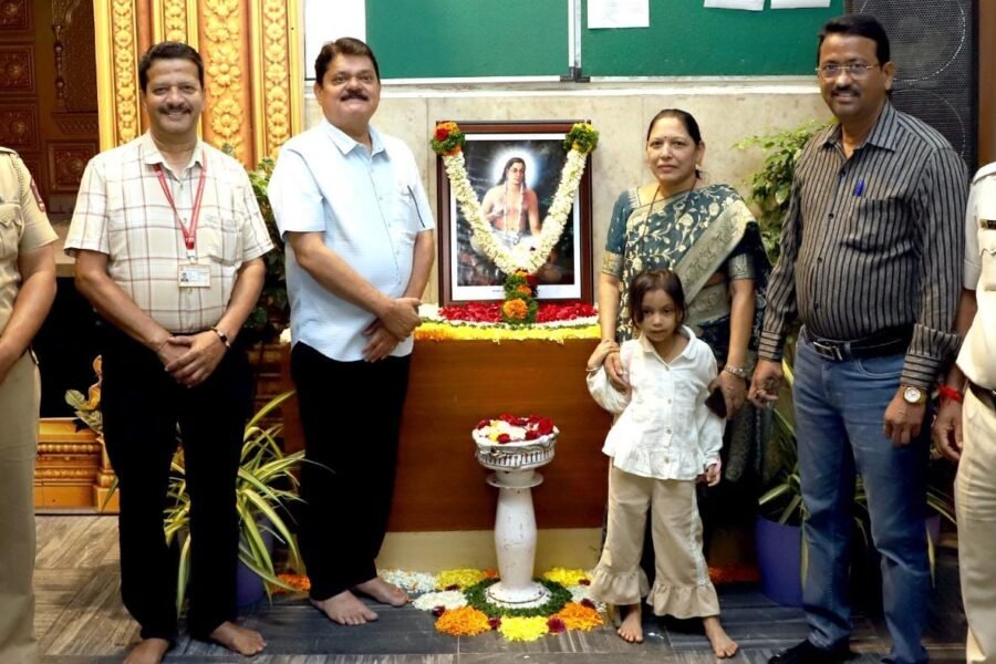 पिंपरी चिंचवड महापालिकेच्या वतीने चक्रधरस्वामी यांच्या जयंती निमित्त अभिवादन