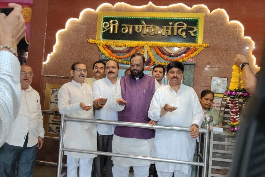 स्पर्श बालग्राम संस्था येथे पंतप्रधान मोदी यांच्या वाढदिवसानिमित्त अनाथ मुलांना खाऊ वाटप