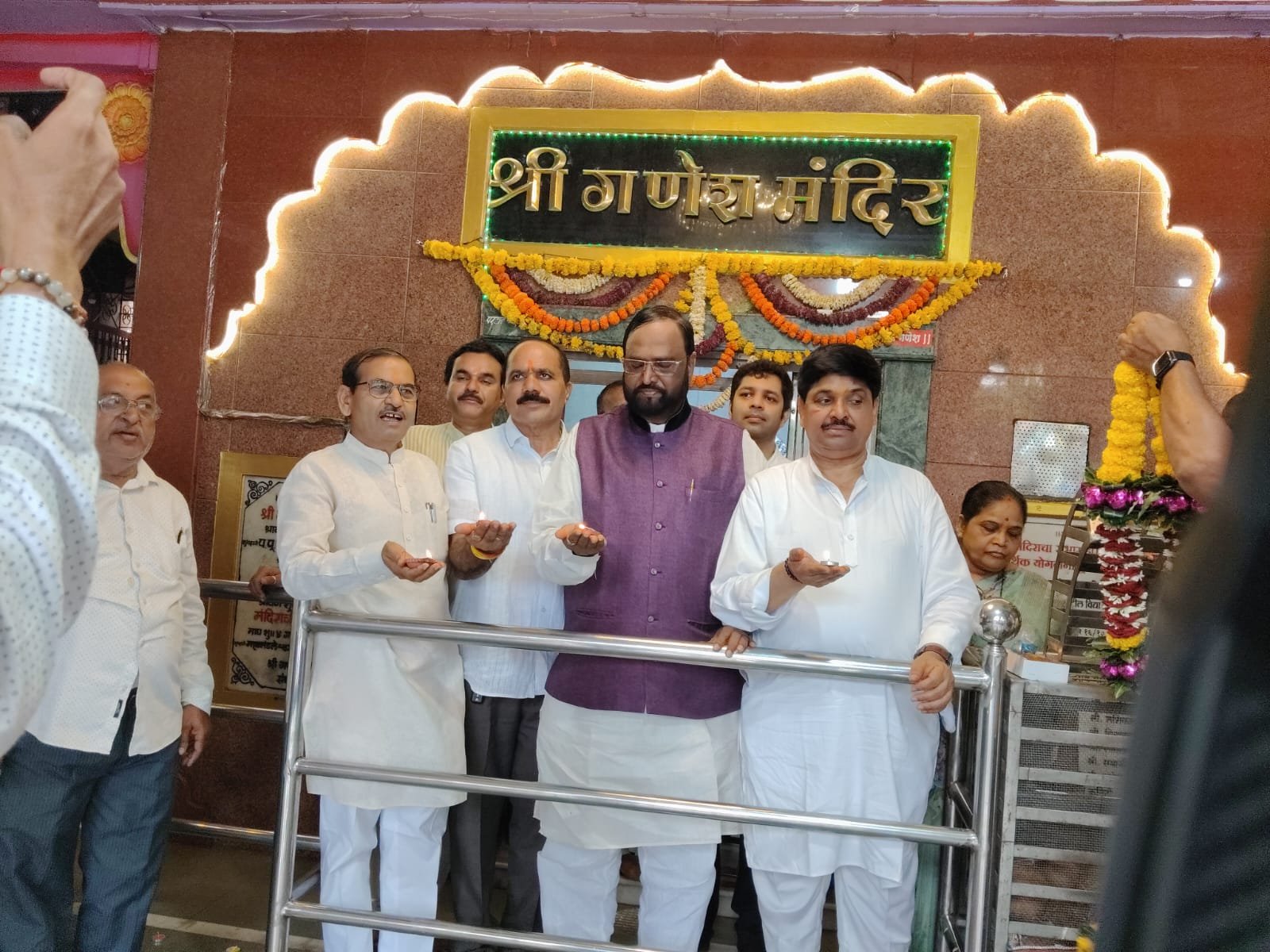 स्पर्श बालग्राम संस्था येथे पंतप्रधान मोदी यांच्या वाढदिवसानिमित्त अनाथ मुलांना खाऊ वाटप