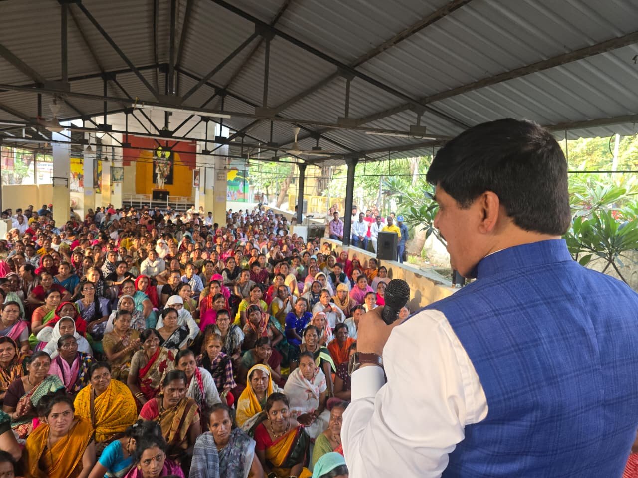 कंत्राटी कर्मचाऱ्यांच्या बोनस, ग्रॅज्युटी, विमा, समान काम समान वेतनासह विविध मागण्यासाठी कामगार मेळाव्यात कामगार नेते यशवंतभाऊ भोसले आक्रमक